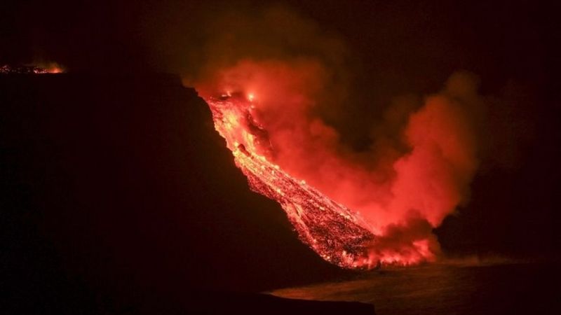 La lava del volcán de La Palma llegando al mar. Foto: EPA.