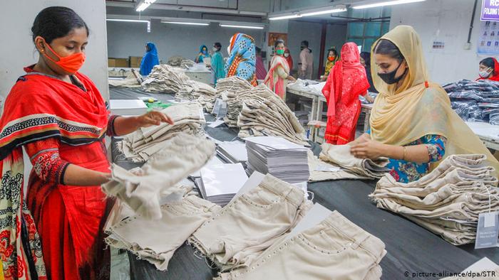 Trabajadoras de una planta textil en Bangladesh. Foto: Agencias.