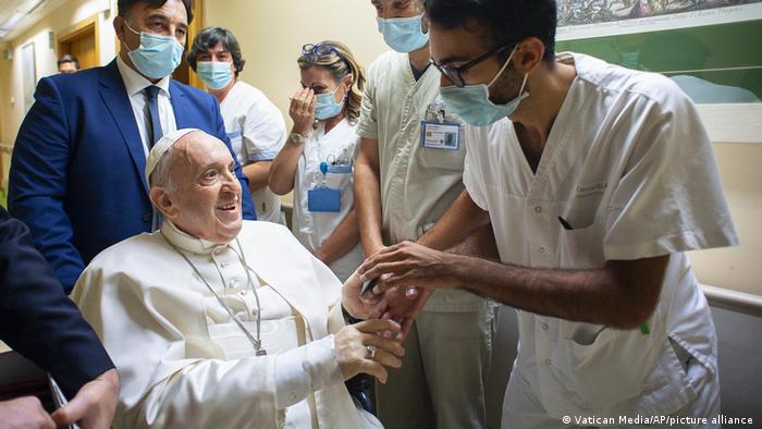 "Ni me pasó por la cabeza", dijo el sumo pontífice. "Siempre que un papa está enfermo corre brisa o huracán de cónclave", expresó. Foto: Picture Aliance.