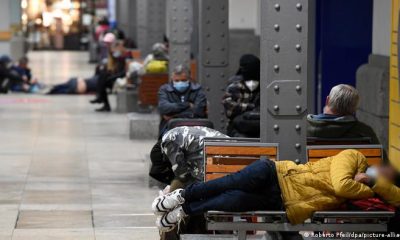 Viajeros esperan en las estaciones hasta que puedan tomar algún tren. Foto: DPA, Picture Aliance.