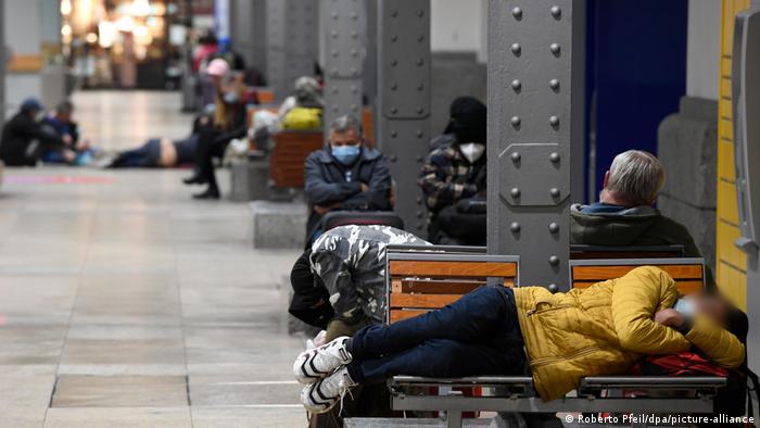 Viajeros esperan en las estaciones hasta que puedan tomar algún tren. Foto: DPA, Picture Aliance.