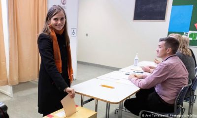 La primer ministra de Islandia, Katrin Jakobsdottir, ejerce su voto en Reykjavik (26.09.2021). Foto: Picture Aliance.