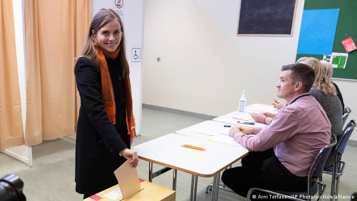 La primer ministra de Islandia, Katrin Jakobsdottir, ejerce su voto en Reykjavik (26.09.2021). Foto: Picture Aliance.