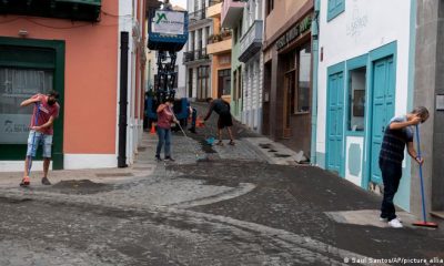 Vecinos limpian las cenizas en las calles de Santa Cruz de La Palma, este 27 de septiembre de 2021. Foto: Picture Aliance.