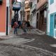 Vecinos limpian las cenizas en las calles de Santa Cruz de La Palma, este 27 de septiembre de 2021. Foto: Picture Aliance.