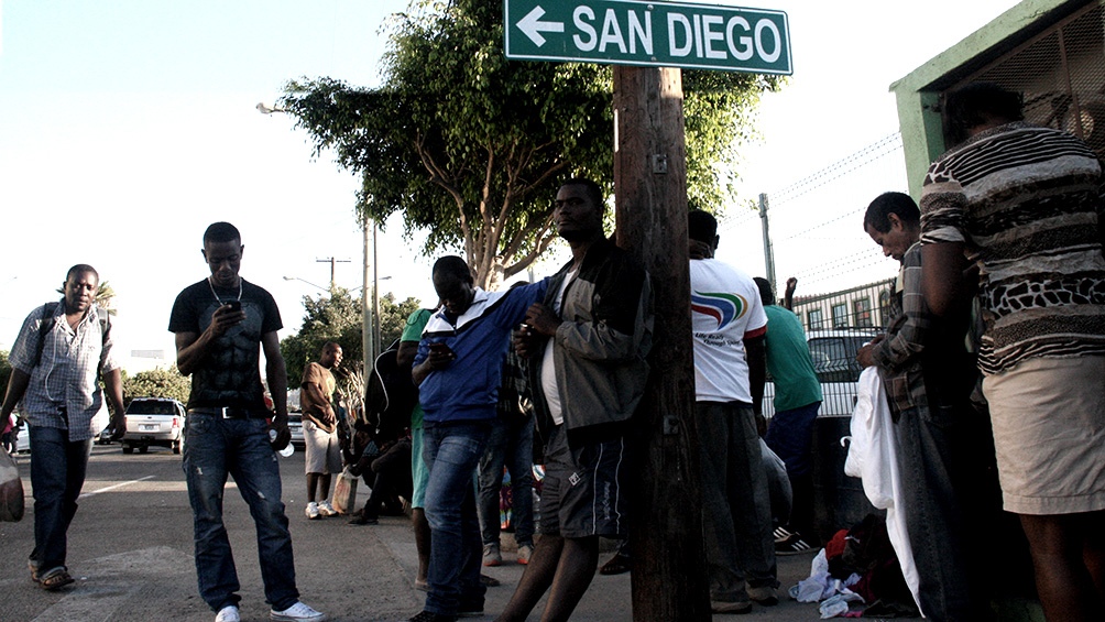 Los 2.000 migrantes que llegaron a principios de la semana pasada a la ciudad texana Del Río, desde México, aumentaron a 15.000 para el viernes. Foto: Agencias.