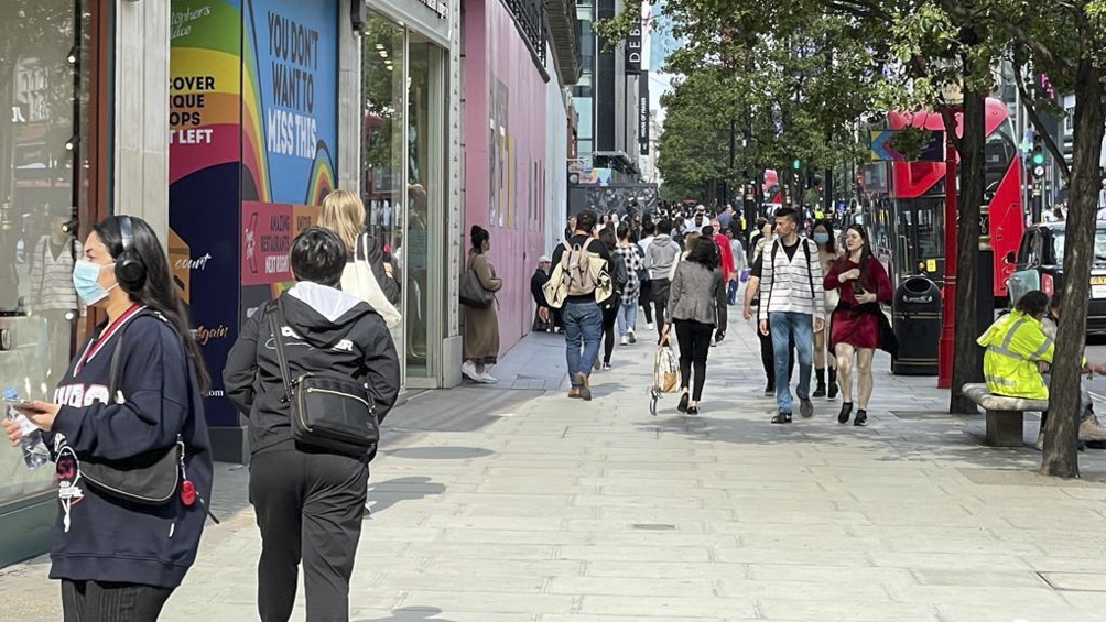 Tras el levantamiento de las restricciones, la crisis por la falta de trabajadores golpeó muy fuerte a las cadenas de suministro de los supermercados, los bares y restaurantes como consecuencia de la falta de trabajadores y de transportistas. Foto: Télam.