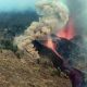 La actividad volcánica, que podría durar varias semanas o meses según especialista, provocó hasta ahora la destrucción de viviendas, forestación y la evacuación de pobladores hacia zonas seguras. Foto: Agencias.