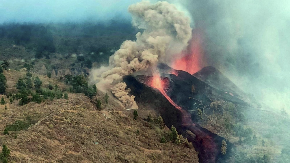 La actividad volcánica, que podría durar varias semanas o meses según especialista, provocó hasta ahora la destrucción de viviendas, forestación y la evacuación de pobladores hacia zonas seguras. Foto: Agencias.