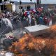 El asunto ocupó los medios nacionales e internacionales, luego de que el viernes carabineros desalojara una plaza en Iquique, donde dormían más de 100 inmigrantes. Foto: Agencias.