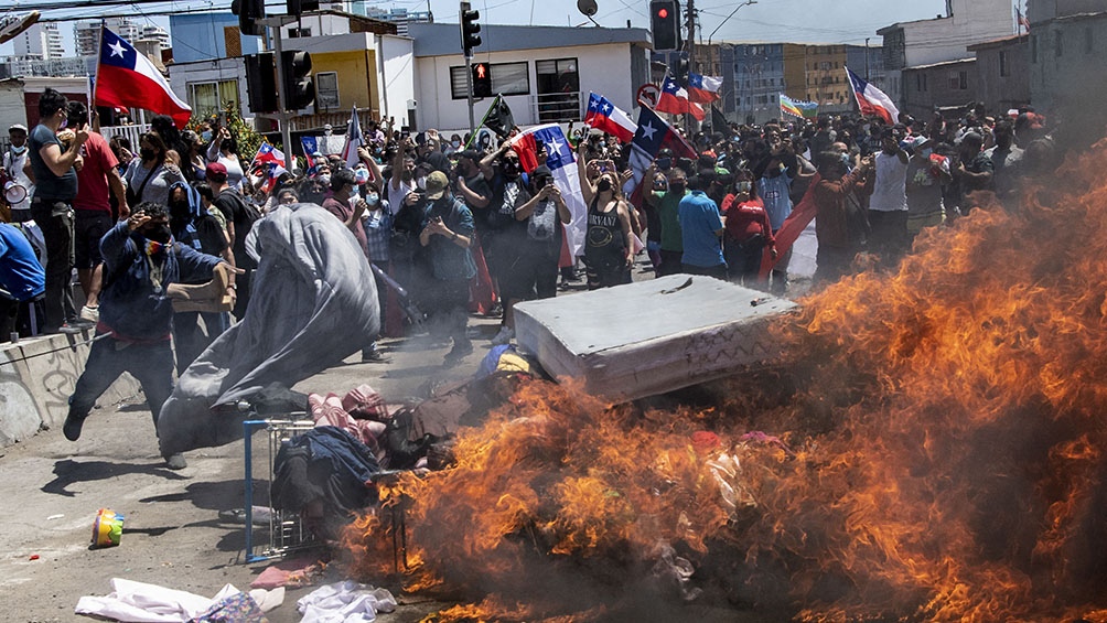 El asunto ocupó los medios nacionales e internacionales, luego de que el viernes carabineros desalojara una plaza en Iquique, donde dormían más de 100 inmigrantes. Foto: Agencias.