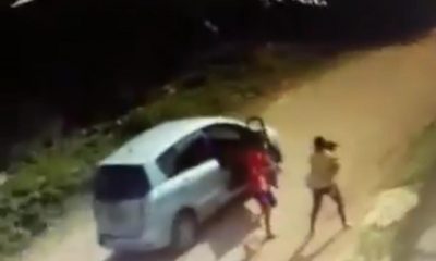 La víctima tenía a su bebé en brazos en el momento en que fue asaltada. (Captura de vídeo)