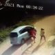 La víctima tenía a su bebé en brazos en el momento en que fue asaltada. (Captura de vídeo)