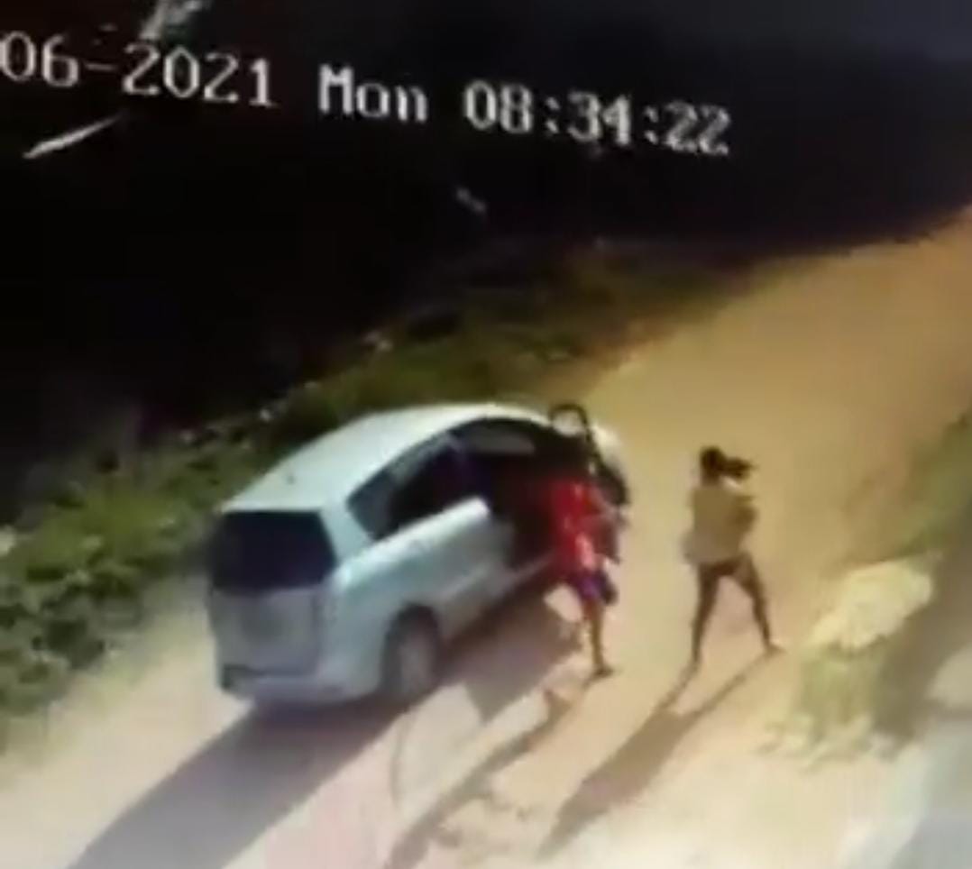 La víctima tenía a su bebé en brazos en el momento en que fue asaltada. (Captura de vídeo)