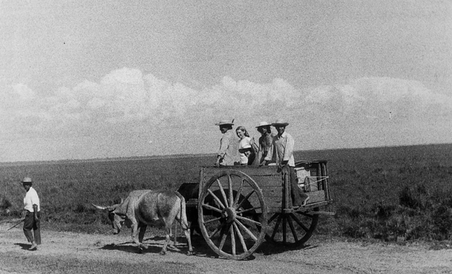 Todos los medios eran válidos para llegar al lugar donde montar la escena. Archivo Aty Ñe’ẽ