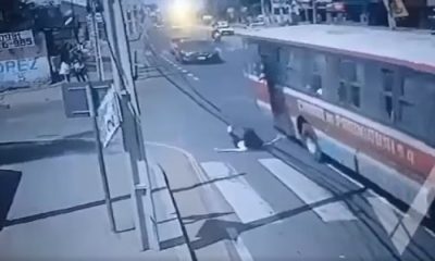 Momento en que la mujer cayó del bus. (Captura de vídeo)