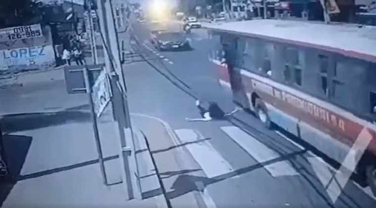 Momento en que la mujer cayó del bus. (Captura de vídeo)