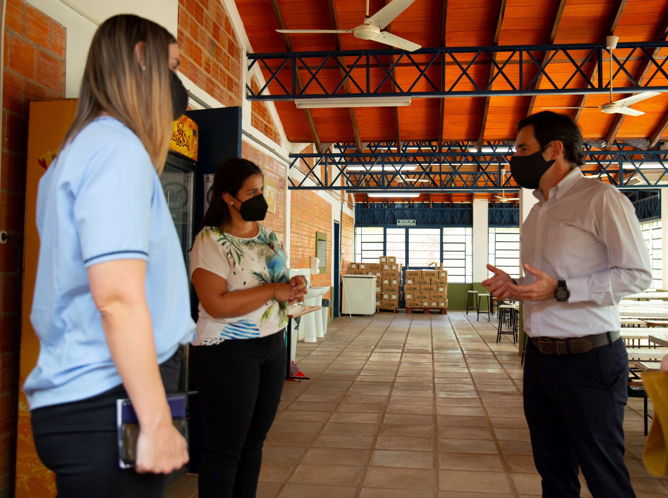 Durante la visita, Guillermo Yáñez, gerente ejecutivo de Tetra Pak Paraguay, recordó la promesa de la empresa de Proteger lo bueno. Foto: Gentileza.