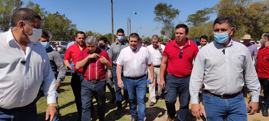 Durante la llegada de Horacio Cartes y la comitiva. (Foto GEN).