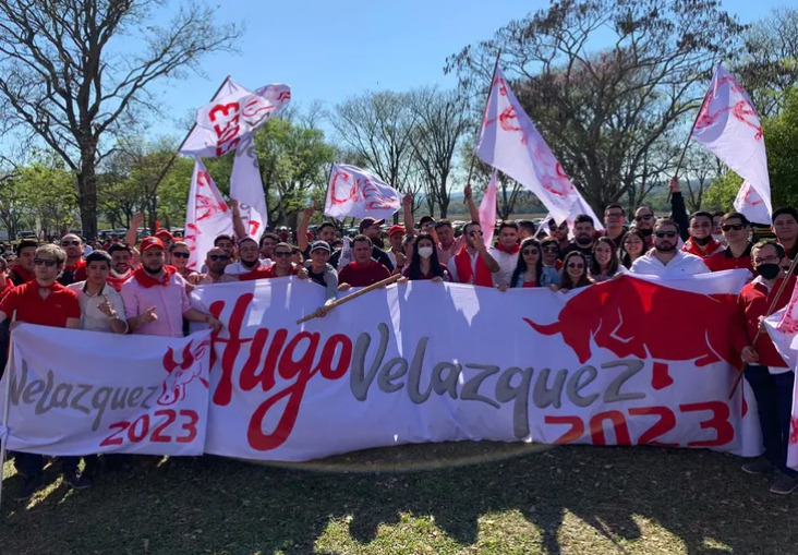 La hinchada de Hugo Velázquez se hizo presente en el festejo de aniversario de la ANR. (Gentileza)