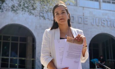 Johanna Ortega frente al Palacio de Justicia, con el documento. (Foto Twitter).