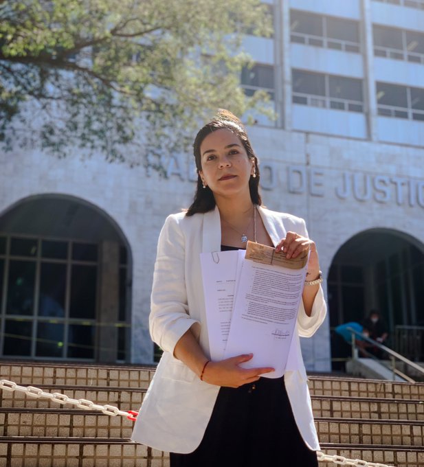 Johanna Ortega frente al Palacio de Justicia, con el documento. (Foto Twitter).