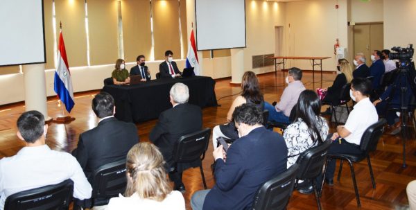 Autoridades, empresarios y técnicos participaron de la reunión. (Foto MIC)