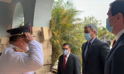 El presidente de la República, Mario Abdo Benítez, llegando Hospital Rigoberto Caballero. (Foto Captura video 800 AM).