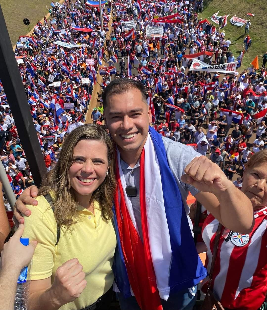 Miguel Prieto, junto a la diputada Kattya González y una multitud de gente debajo del multiviaducto. (Foto Facebook).