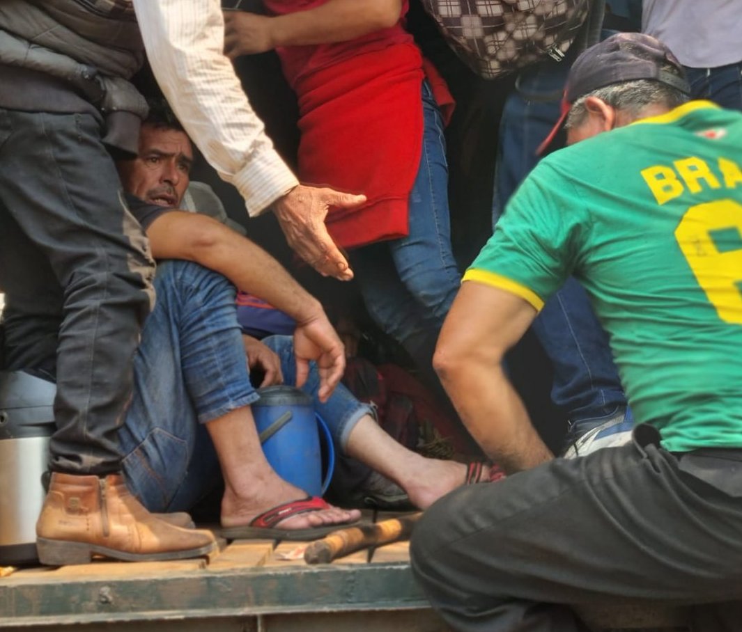 Los indígenas son trasladados en camiones de las Fuerzas Armadas. (Foto Radio Ñandutí)