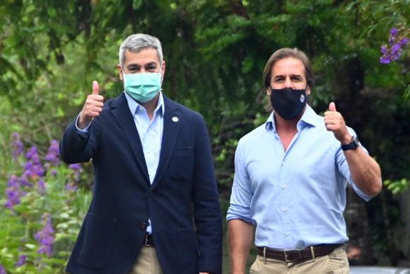 Mario Abdo Benítez y Luis Lacalle Pou. Foto: El País Uruguay.