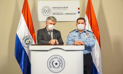 El ministro del Interior, Arnaldo Giuzzio en conferencia de prensa, junto al comandante. (Foto Gentileza).