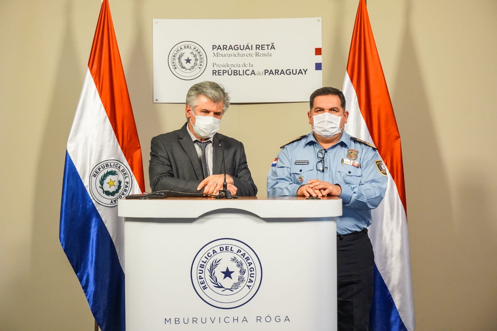 El ministro del Interior, Arnaldo Giuzzio en conferencia de prensa, junto al comandante. (Foto Gentileza).