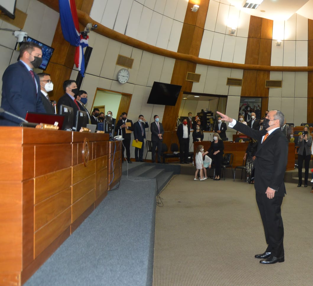 Alliana toma juramento al contralor Camilo Benítez. (Foto Diputados).