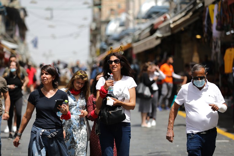 Israel fue uno de los primeros países en levantar restricciones sobre el barbijo. Foto: Infobae.