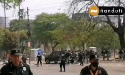 Nuevo enfrentamiento entre policías y manifestantes. (Foto Captura video Radio Ñanduti).