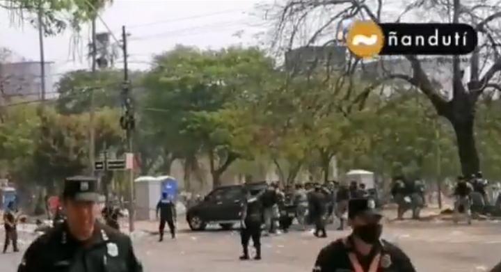 Nuevo enfrentamiento entre policías y manifestantes. (Foto Captura video Radio Ñanduti).