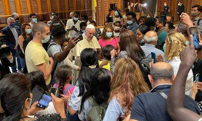 Papa Francisco junto a refugiados afganos. Foto: Télam.