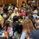 Papa Francisco junto a refugiados afganos. Foto: Télam.