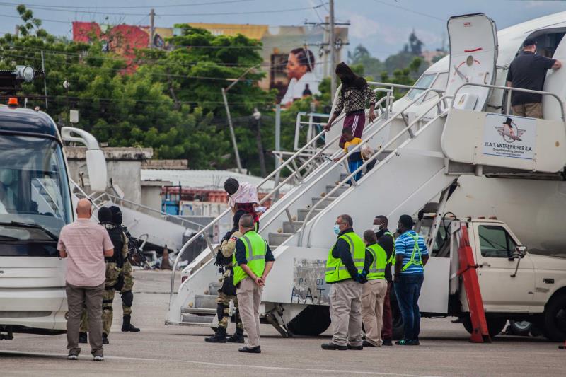 El gobierno de Joe Biden deportó al primer grupo de migrantes haitianos. Foto: Agencias.