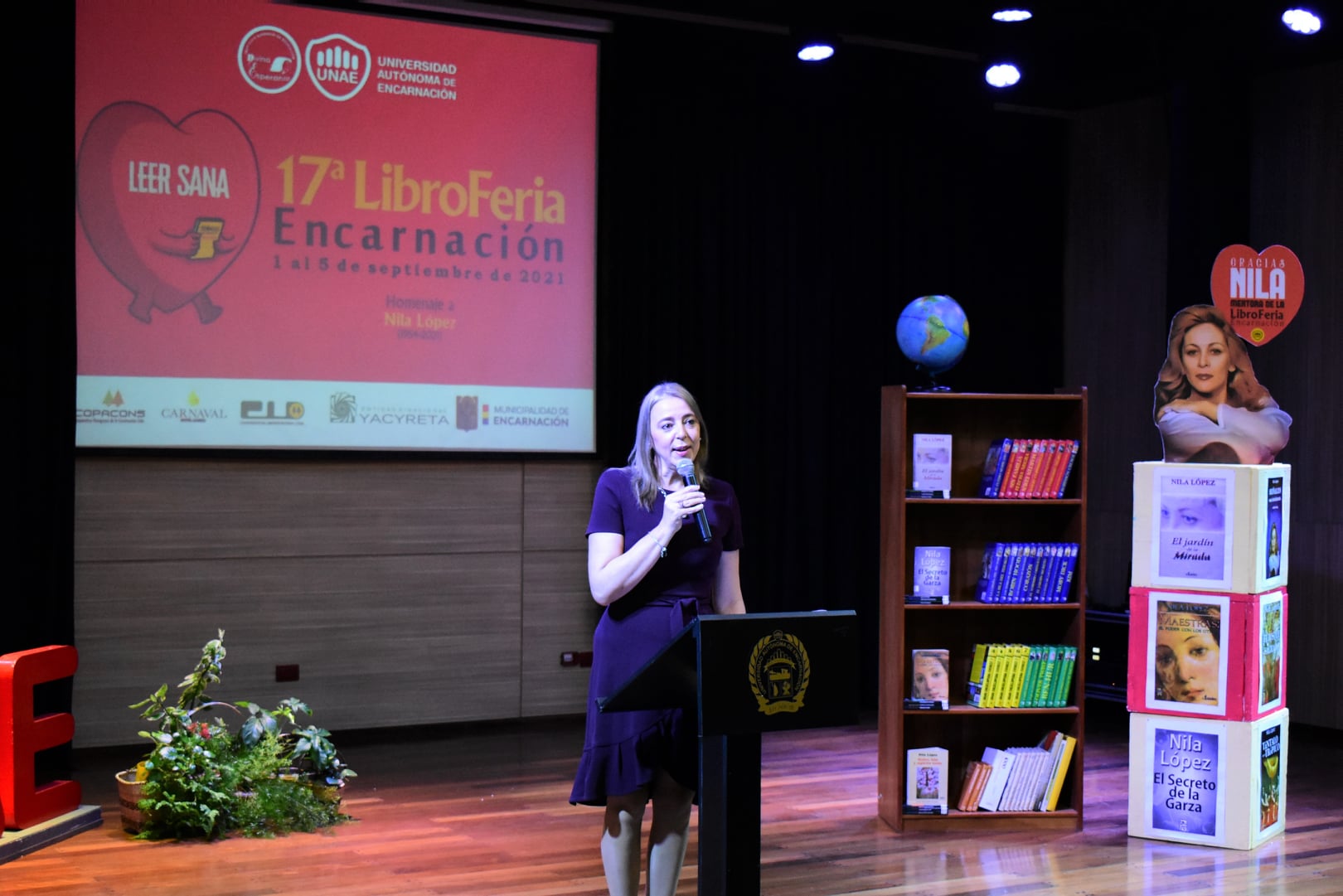 Nadia Czeraniuk, rectora de la Universidad Autónoma de Encarnación, inaugurando la Libroferia