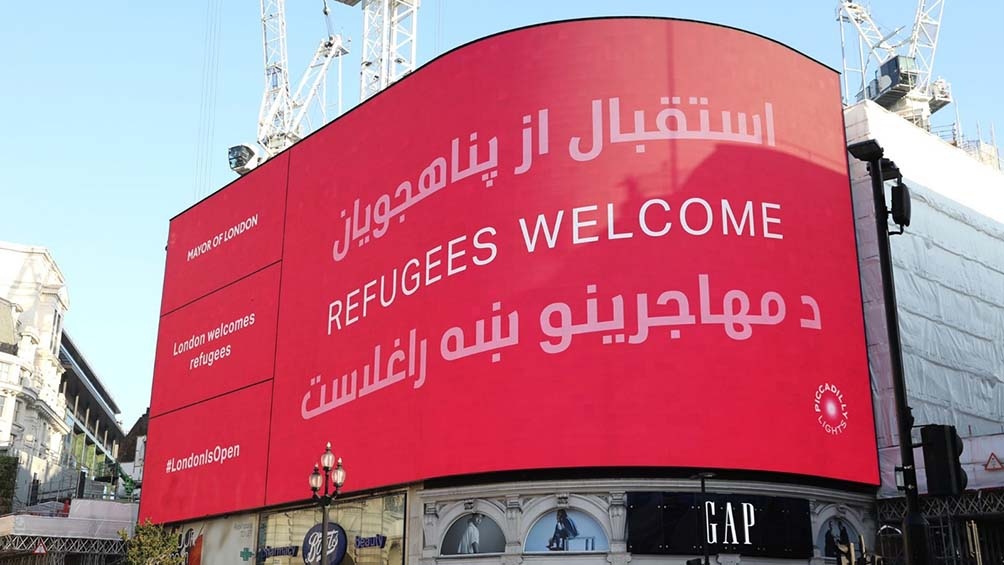 "Bienvenida a los refugiados" dicen los carteles en inglés, en darí y pastún se muestra en las emblemáticas pantallas gigantes de Piccadilly Circus. (Foto: Ayuntamiento de Londres)