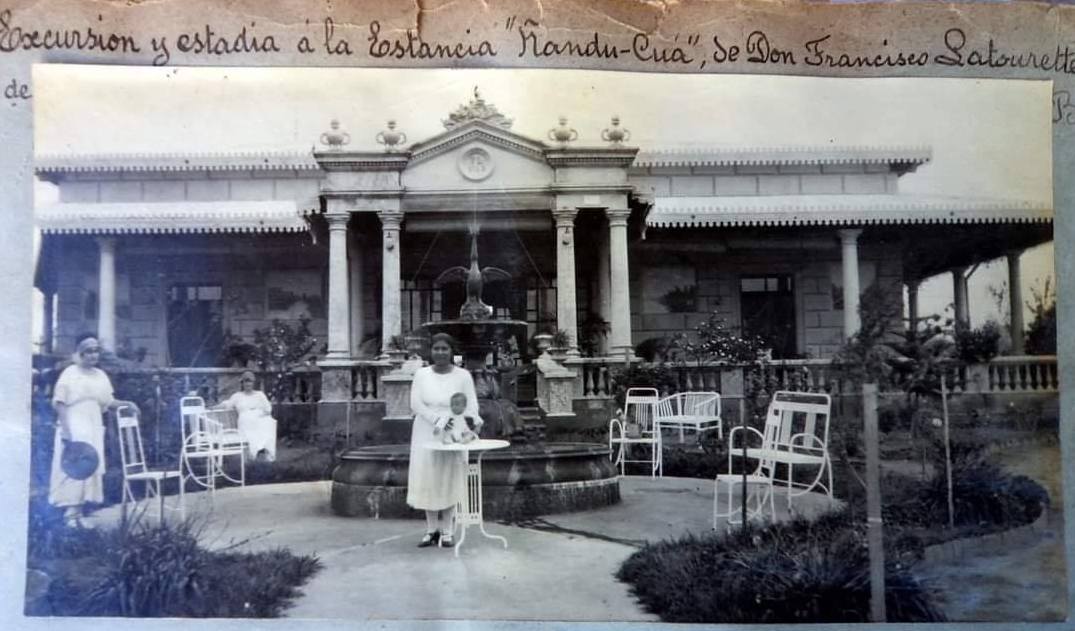 Ejemplar idéntico al Ganso de la Plaza Independencia. Jardín de la Estancia Ñandu Kua, San Pedro, Familia Latourette. Cortesía