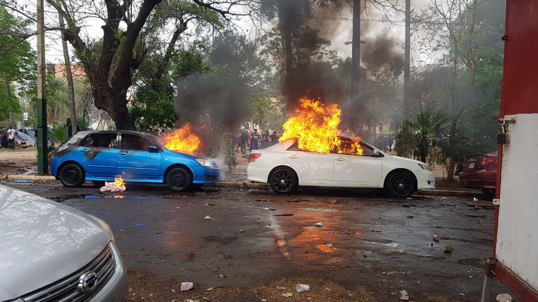 Así quemaron los vehículos esta mañana. (Foto Gentileza).