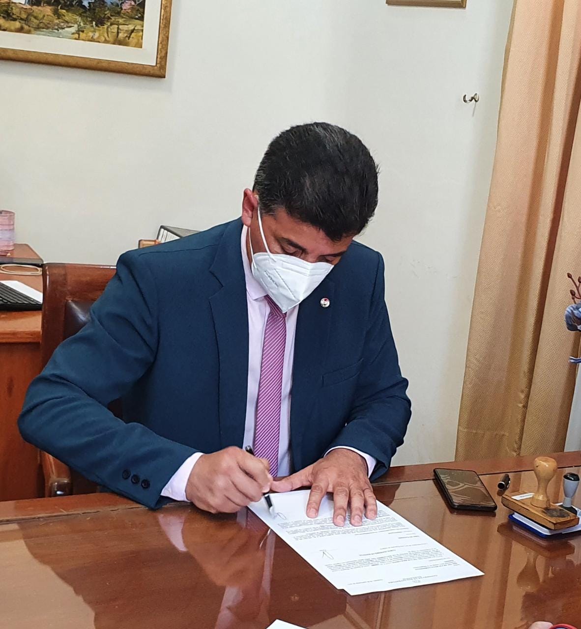 Senador Víctor Ríos oficializando su candidatura. (Foto Francisca Pereira).