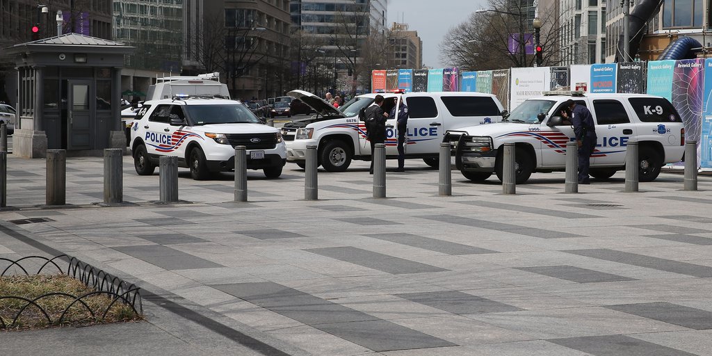 Los sospechosos salieron de un vehículo disparado contra una multitud en Longfellow Street. Foto: Agencias.