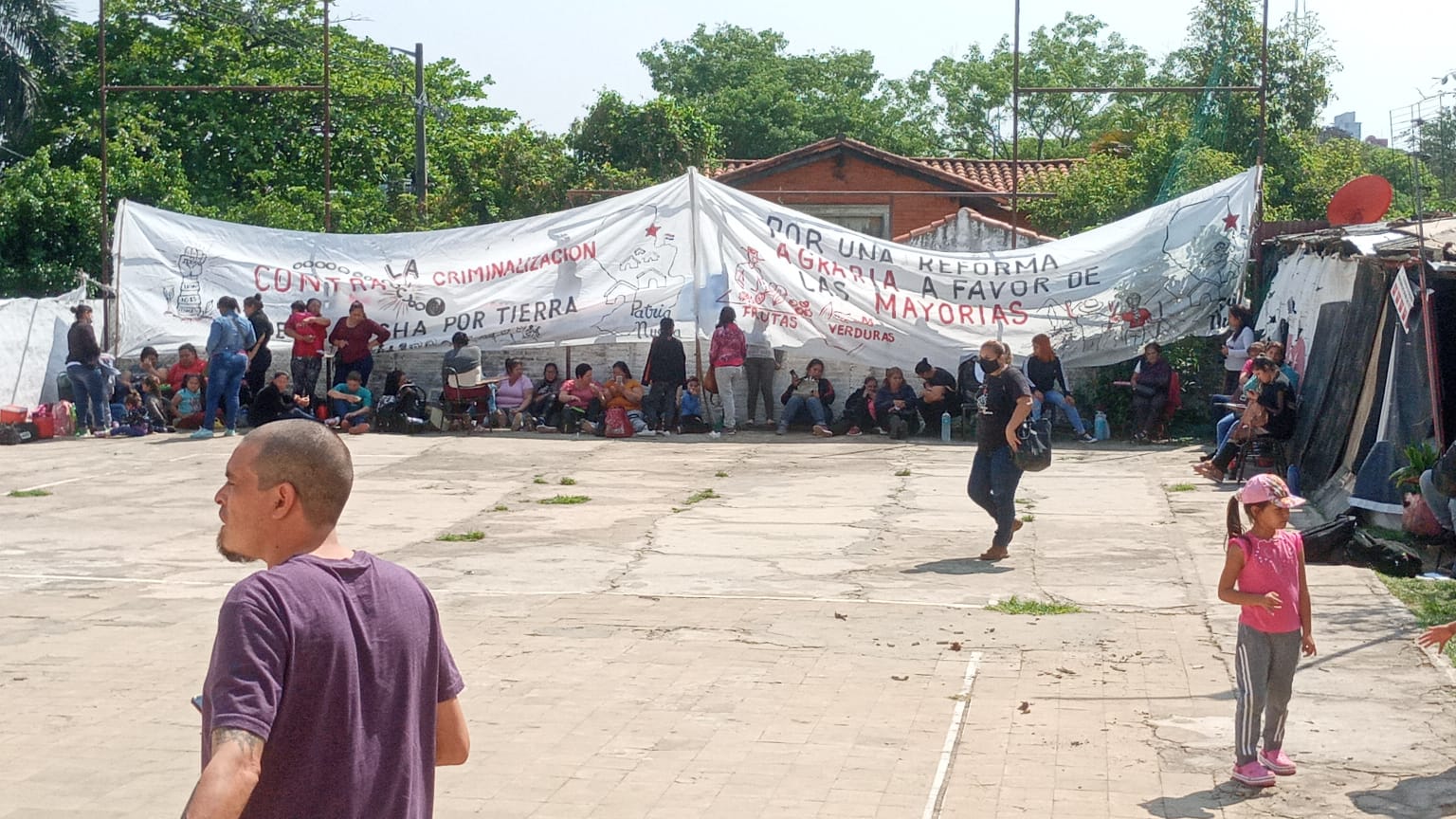 Cancha de la Seccional Colorada Nº 30 fue ocupada por algunas horas por ciudadanos indignados. Foto: Gentileza.