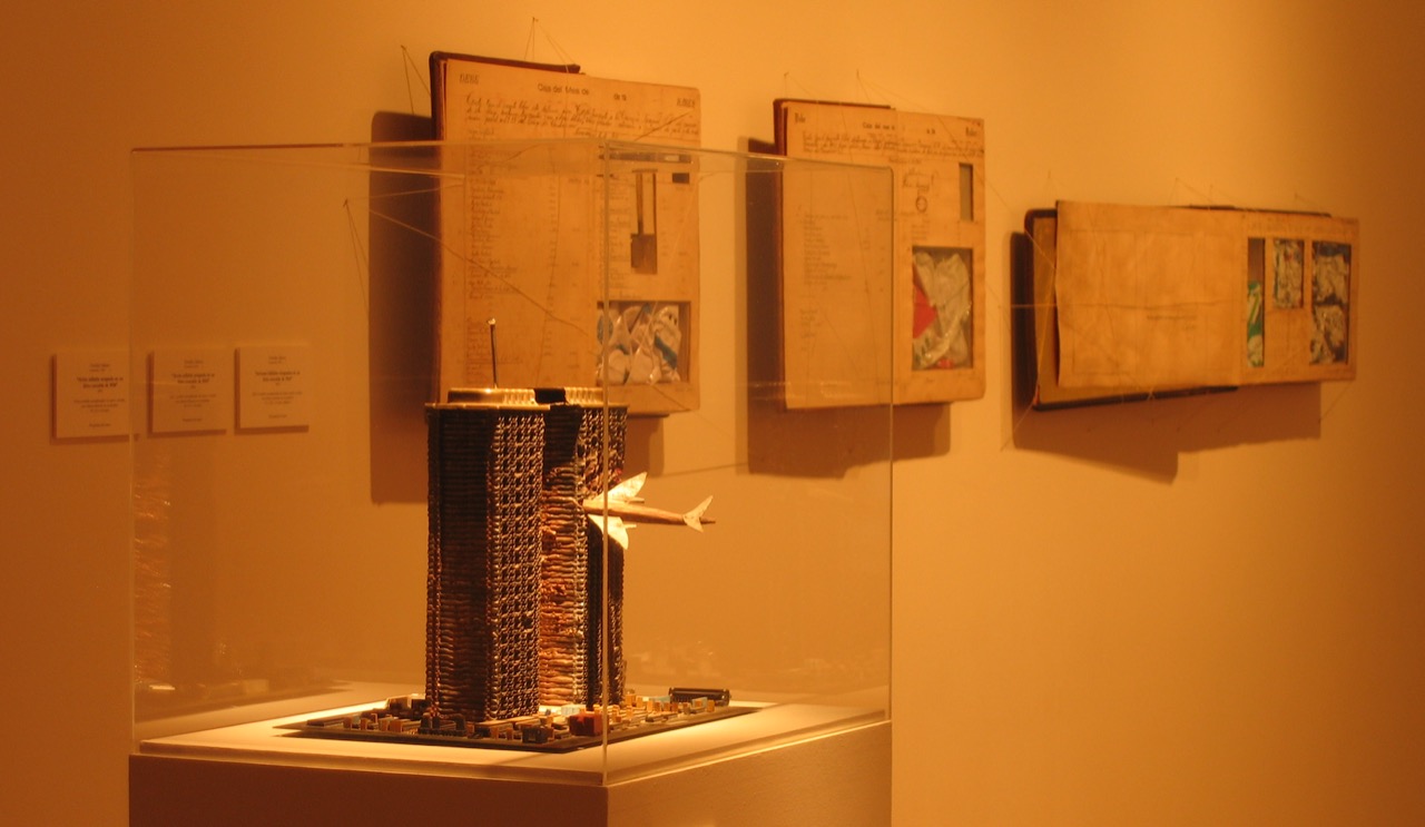 Osvaldo Salerno. Las Torres Gemelas, 2004-2005, materiales diversos, 33 x 34 x 25 cm. Cortesía 