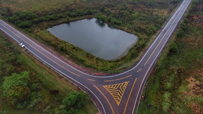 Guairá estrena corredor vial estratégico y recibe equipos informáticos para escuelas