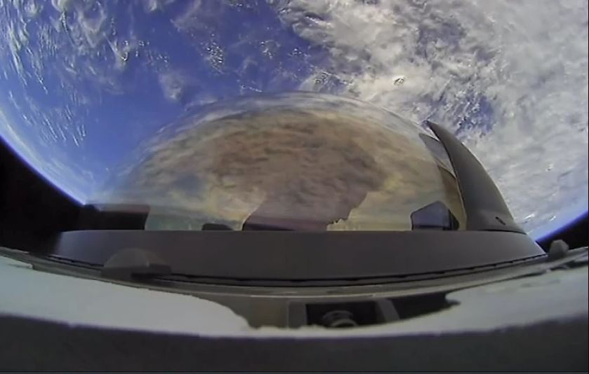 Fotografía cedida hoy por la misión Inspiration4 que muestra a la asistente médica Hayley Arceneaux el 17 de septiembre de 2021 en la capsula Dragon desde el espacio.